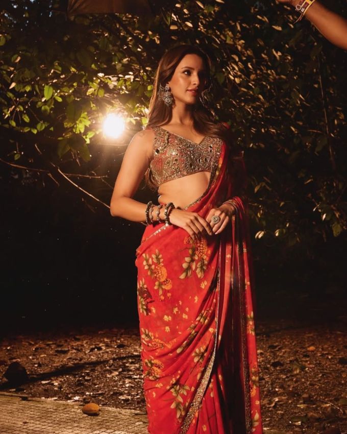 <strong>તૃપ્તિ ડીમરી રેડ સલાવર સૂટ</strong> : <a href="https://gujarati.indianexpress.com/about/tripti-dimri/" data-type="link" data-id="https://gujarati.indianexpress.com/about/tripti-dimri/">તૃપ્તિ ડિમરી</a> આ લુકમાં ક્લાસિક સાથે સરળતાને સ્વીકારે છે, લાલ સૂટસાથે તેણે ગોલ્ડન  દુપટ્ટોઅને લાલ લેગિંગ્સ સાથે પેર કરી છે. એક નાજુકમોતીનો હાર અને નાની બિંદી તેના મિનિમલિસ્ટ આકર્ષણને વધારે છે. આ લુક એવા લોકો માટે યોગ્ય છે જે હેવી ડેકોરેશન કરતાં મિનિમલિસ્ટિક લુક પસંદ કરે છે.