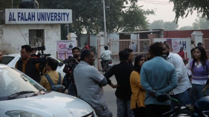 ફરીદાબાદમાં જમ્મુ અને કાશ્મીરના એક ડોક્ટરના બે ભાડાના રૂમમાંથી મોટા પ્રમાણમાં વિસ્ફોટકો અને જ્વલનશીલ સામગ્રી મળી આવ્યાના એક દિવસ પછી મંગળવારે જિલ્લાના વિવિધ ભાગોમાં મોટા પાયે સર્ચ ઓપરેશન ચાલી રહ્યું હતું. દિલ્હીમાં લાલ કિલ્લા પાસે સોમવારે સાંજે થયેલા વિસ્ફોટ, જેમાં 13 લોકોના મોત થયા હતા, તે ફરીદાબાદમાં એક શંકાસ્પદ આતંકવાદી મોડ્યુલ સાથે પણ જોડાયેલો હોવાનું જાણવા મળ્યું છે. પોલીસે મંગળવારે જણાવ્યું હતું કે એક ટીમ અલ ફલાહ યુનિવર્સિટીમાં કેમ્પ કરી રહી છે, જ્યાં કાશ્મીરી ડોક્ટર છેલ્લા સાડા ત્રણ વર્ષથી રહેતો હતો. યુનિવર્સિટીના સ્ટાફ અને ડોક્ટરોની પણ પૂછપરછ કરવામાં આવી રહી છે. એક વરિષ્ઠ પોલીસ અધિકારીના જણાવ્યા અનુસાર, ધૌજ પોલીસ સ્ટેશન વિસ્તારમાં ઘણા પોલીસ કર્મચારીઓ સર્ચ ઓપરેશન ચલાવી રહ્યા છે. (Express Photo by Tashi Tobgyal