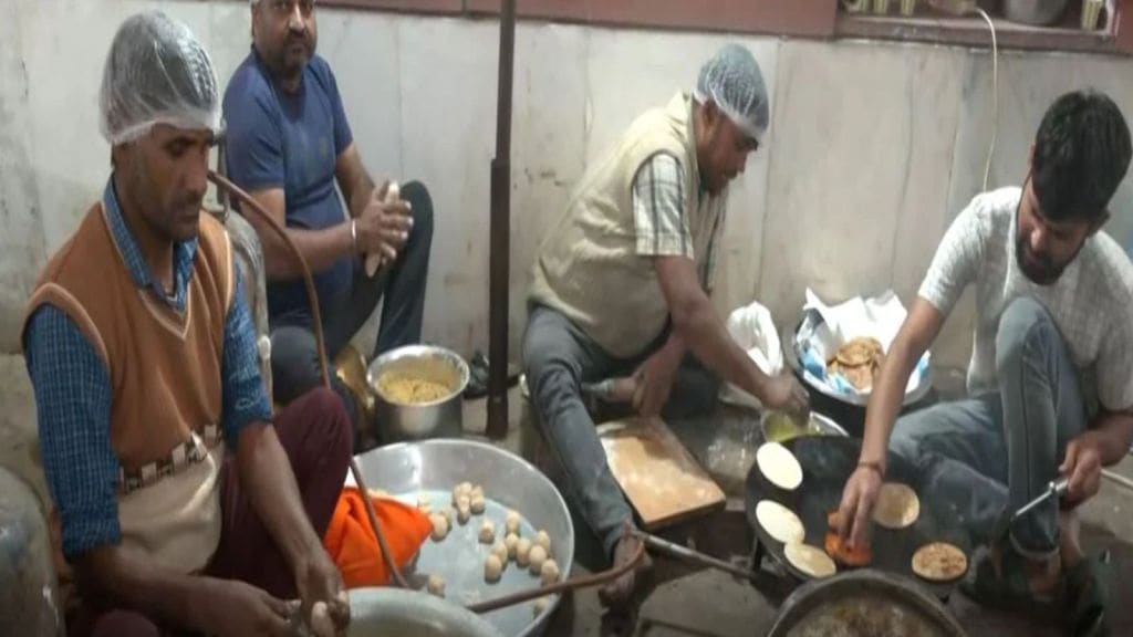 Bihar Election Result : બિહાર ચૂંટણી પરિણામ પહેલા ભાજપ હેડક્વાર્ટરમાં જીતની ઉજવણીની તૈયારીઓ, લિટ્ટી ચોખા જબેલી બનાવવાનું શરૂ