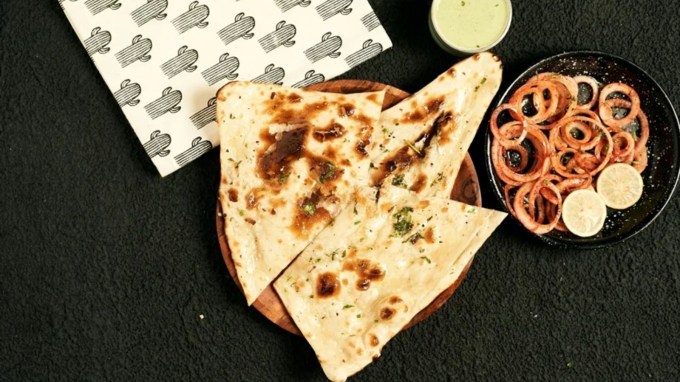 ભારતીય ભોજનનો સ્વાદ હવે ફક્ત ભારતમાં જ નહીં પરંતુ વિશ્વભરમાં લોકપ્રિય છે. આ વખતે ભારતીય બ્રેડને વિશ્વભરમાં ઓળખ મળી છે. પ્રખ્યાત ફૂડ અને ટ્રાવેલ ગાઇડ TasteAtlas એ તાજેતરમાં "વિશ્વની 100 શ્રેષ્ઠ બ્રેડ 2025" ની યાદી બહાર પાડી છે, જેમાં 14 ભારતીય બ્રેડનો સમાવેશ થાય છે. સૌથી ગર્વની વાત એ છે કે ભારતની બટર ગાર્લિક નાન આ યાદીમાં પ્રથમ સ્થાન ધરાવે છે, જ્યારે અમૃતસરી કુલચા બીજા સ્થાને છે. આનો અર્થ એ છે કે સ્વાદ અને સુગંધની દ્રષ્ટિએ, ભારતીય બ્રેડએ સમગ્ર વિશ્વને મોહિત કર્યું છે. ચાલો જાણીએ કે કઈ ભારતીય બ્રેડ આ યાદીમાં સ્થાન મેળવે છે અને તેમની વિશેષતાઓ શું છે. (Photo Source: Pexels)