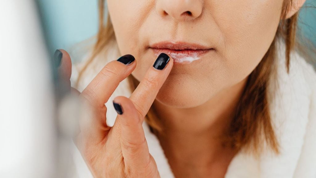 શું હોઠ ફાટવાની સમસ્યા છે? આ વિટામિનની ઉણપ હોઈ શકે શું હોઠ ફાટવાની સમસ્યા છે? આ વિટામિનની ઉણપ હોઈ શકે