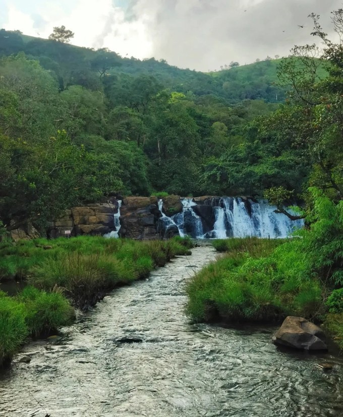 <strong>કુર્ગ, કર્ણાટક</strong><br>દક્ષિણ ભારતનું કાશ્મીર ગણાતું કર્ણાટકનું કુર્ગ શિયાળામાં ફરવા લાયક સ્થળ છે. ધોધ, કોફીની સુગંધ અને લીલાછમ પહાડ, ઉંડી ખીણ જોઇ પ્રવાસીઓ મંત્રમુગ્ધ થઇ જાય છે. પાર્ટનર, પરિવાર અને મિત્રો સાથે કુર્ગની મુલાકાત લઇ શકાય છે. (Photo: Social Media)