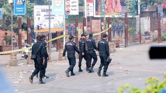 વિસ્ફોટ થયેલી કાર બપોરે 3:30 વાગ્યે સુનેહરી મસ્જિદ કાર પાર્કમાં પાર્ક કરવામાં આવી હતી અને સાંજે 6:30 વાગ્યા પછી પાર્કિંગમાંથી બહાર નીકળી ગઈ હતી, અને મેટ્રો સ્ટેશનના ગેટ પાસે પહોંચતા જ વિસ્ફોટ થયો હતો. (EXPRESS PHOTO BY PRAVEEN KHANNA)