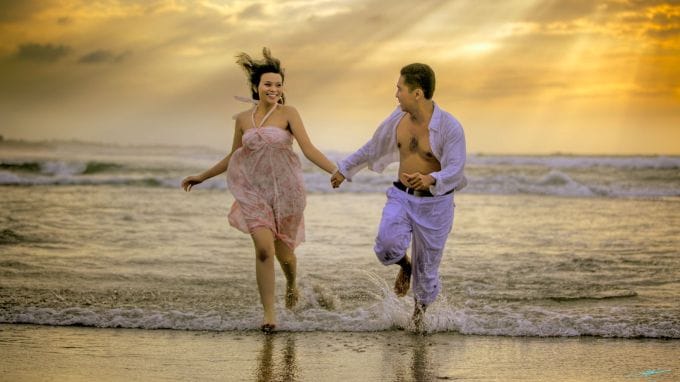 <strong>ગોવા</strong><br>ગોવા પણ દરિયા કિનારે સુંદર બીચ ધરાવતું પ્રખ્યાત પ્રવાસ સ્થળ છે. સ્વચ્છ પાણી અને ચળકતી રેતી વાળો સુંદર દરિયા કિનારો, ઠંડી હવા અને બંને બાજુ નારિયેળના ઉંચા વૃક્ષોની વચ્ચેથી પસાર થતો વચ્ચો ગોવાની મુલાકાતને યાદગાર બનાવે છે. ગોવાની નાઇટ લાઇફની મજા માણવા જેવી છે. પાર્ટનર સાથે અહીં વિતાવેલી દરેક ક્ષણ યાદગાર રહે છે. (Photo: Freepik)