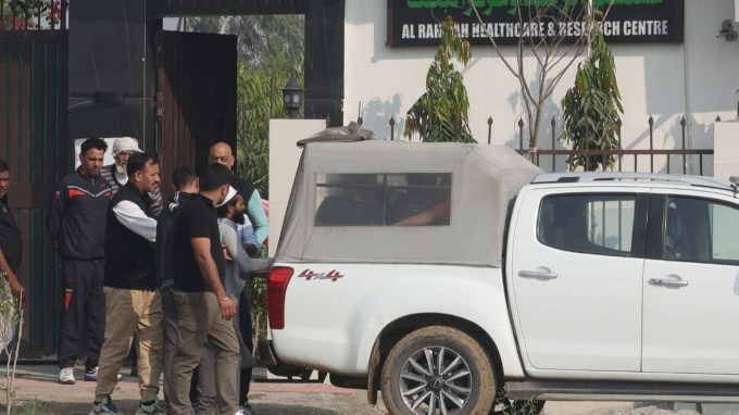 રાજધાની દિલ્હીના લાલ કિલ્લા પર કાર વિસ્ફોટના એક દિવસ પછી હરિયાણા પોલીસે ફરીદાબાદના ધૌજ ગામમાં ઇદારા અલ રહેમાન હેલ્થકેર એન્ડ રિસર્ચ સેન્ટરમાંથી એક અજાણ્યા વ્યક્તિની અટકાયત કરી હતી. (Express Photo by Tashi Tobgyal )