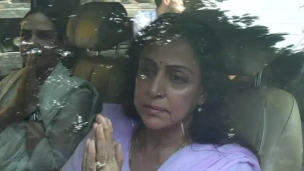 VIDEO: ધર્મેન્દ્રના અંતિમ સંસ્કાર બાદ સ્માશાન ઘાટથી નીકળ્યા હેમા માલિની, કેમેરો જોઈ જોડ્યા હાથ VIDEO: ધર્મેન્દ્રના અંતિમ સંસ્કાર બાદ સ્માશાન ઘાટથી નીકળ્યા હેમા માલિની, કેમેરો જોઈ જોડ્યા હાથ