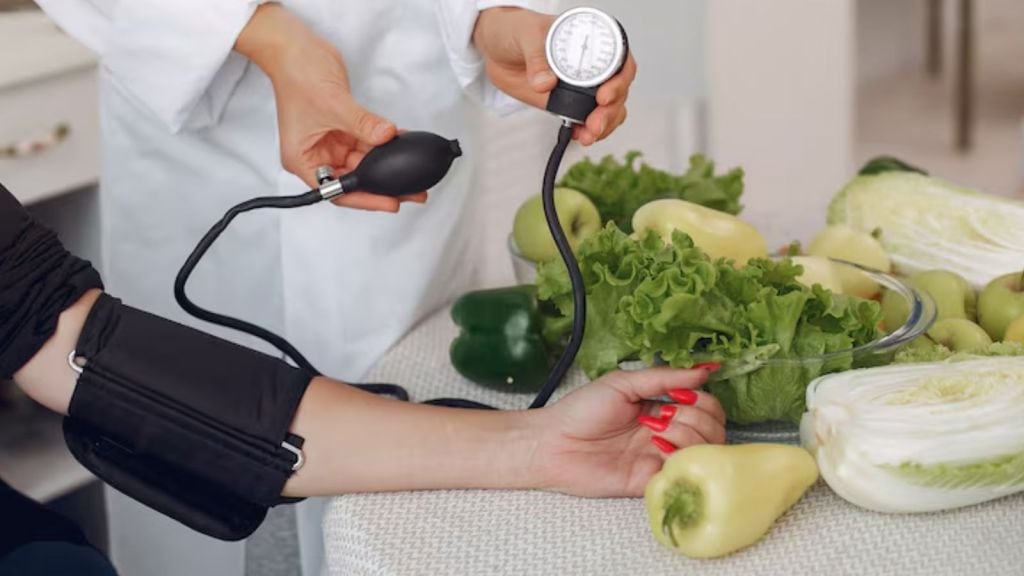 શું બ્લડ પ્રેશર વધી રહ્યું છે? દવા વગર તેને ઝડપથી ઘટાડવા શું કરવું?