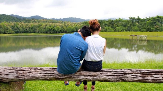 <strong>વાયનાડ</strong><br>વાયનાડ કેરળનું પ્રખ્યાત હિલ સ્ટેશન છે જ્યાં અદભુત કુદરતી નજારો જોવા મળે છે. એલચી અને કોફીના બગીચાના ઢોળાવ, સૂર્યોદય અને સૂર્યાસ્તનો નજારો, લીલીછમ ઉંડી ખીણ, સુંદર ઝરણાં જોઇ મનને શાંતિ મળે છે. પાર્ટનર સાથે બાણાસુગ સાગર ડેમમાં બોટિંગનો અનુભવ યાદગાર રહે છે. (Photo: Freepik)