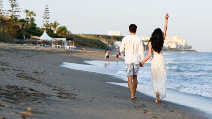 <strong>Best Honeymoon Destinations Near Gujarat : ગુજરાત નજીક રોમેન્ટિક હનિમુન ડેસ્ટિનેશન</strong><br>લગ્ન બાદ મોટાભાગના કપલ હનિમુન માટે રોમેન્ટિક સ્થળ પર ફરવા જવાનું પસંદ કરે છે. હનિમુન પર બે વ્યક્તિ લગ્ન જીવનની શરૂઆતની યાદગાર ક્ષણોને માણે છે. પાર્ટનર સાથે રોમેન્ટિક, શાંત અને સુંદર સ્થળ હોય તો હનિમુન મજેદાર બની રહે છે. અહીં ગુજરાત આસપાસના હનિમુન સ્થળ વિશે જાણકારી આપી છે,જ્યાં તમે ઓછા બજેટમાં પાર્ટનર સાથે રોમેન્ટિક હનિમુનની મજા માણી શકો છો. (Photo: Freepik)