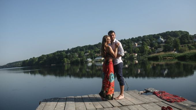 <strong>માથેરાન, મહાબળેશ્વર</strong><br>માથેરાન મહારાષ્ટ્રમાં મુંબઇ નજીક સ્થિત સૌથી સુંદર હિલ સ્ટેશન છે. અહીં ખાનગી વાહનોના પ્રવેશ પર પ્રતિબંધ હોવાથી માથેરાન ભારતનું સૌથી સ્વચ્છ હિલ સ્ટેશન છે. ટ્રોય ટ્રેનમાં બેસીને માથેરાન પહોંચવું પડે છે. મહાબળેશ્વર પણ મહારાષ્ટ્રનું પ્રખ્યાત હિલ સ્ટેશન છે, જ્યાંનું સુખદ વાતાવરણ તમારા હનિમુનને રોમેન્ટિક અને યાદગાર બનાવે છે. (Photo: Freepik)