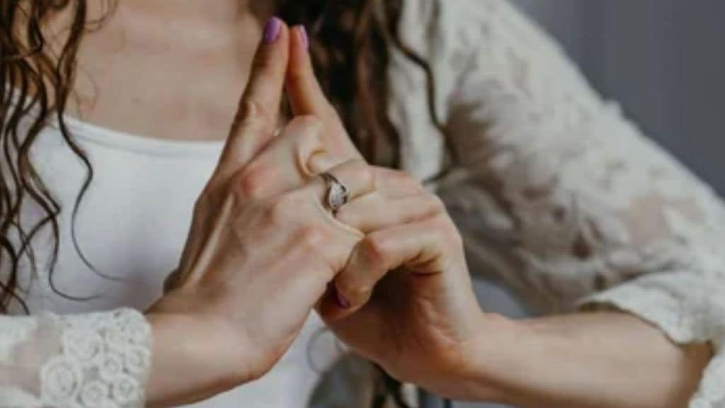 મોહિની મુદ્રા કરવાની રીત ફાયદા હેલ્થ ટિપ્સ યોગ મહત્વ ફિટનેસ