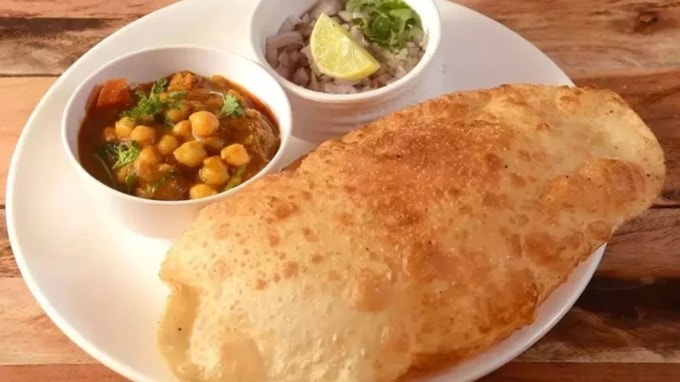 <strong>ભટુરા (Bhatura) – રેન્ક 54 | રેટિંગ 4.3</strong><br>પંજાબનું હૃદય અને ઉત્તર ભારતમાં લોકપ્રિય વાનગી, ભટુરા છોલે ભટુરેનો એક ભાગ છે. દહીં અને બેકિંગ પાવડરથી બનેલી આ ફ્લફી, ડીપ-ફ્રાઇડ બ્રેડ દરેક શેરીના ખૂણા પર જોવા મળે છે. તે નાસ્તા કે બપોરના ભોજન માટે એક પરફેક્ટ વાનગી છે. (Photo Source: Unsplash)
