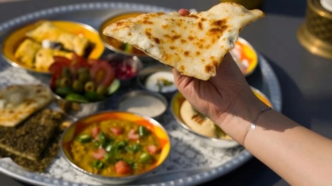 <strong>પનીર નાન (Paneer Naan) - રેન્ક 52 | રેટિંગ 4.3</strong><br>આ નાનનું ચીઝી વર્ઝન છે. છીણેલું તાજા પનીર, મસાલા અને ધાણાથી ભરેલું, પનીર નાન ભારતીય સ્વાદનો સાચો જાદુ દર્શાવે છે. તે તવા (ગ્રિડલ) અથવા તંદૂર પર ગોલ્ડન બ્રાઉન થાય ત્યાં સુધી રાંધવામાં આવે છે. દાળ મખાની અથવા અન્ય કોઈપણ કરી તેની સાથે સંપૂર્ણ રીતે જોડાયેલી છે. (Photo Source: Pexels)