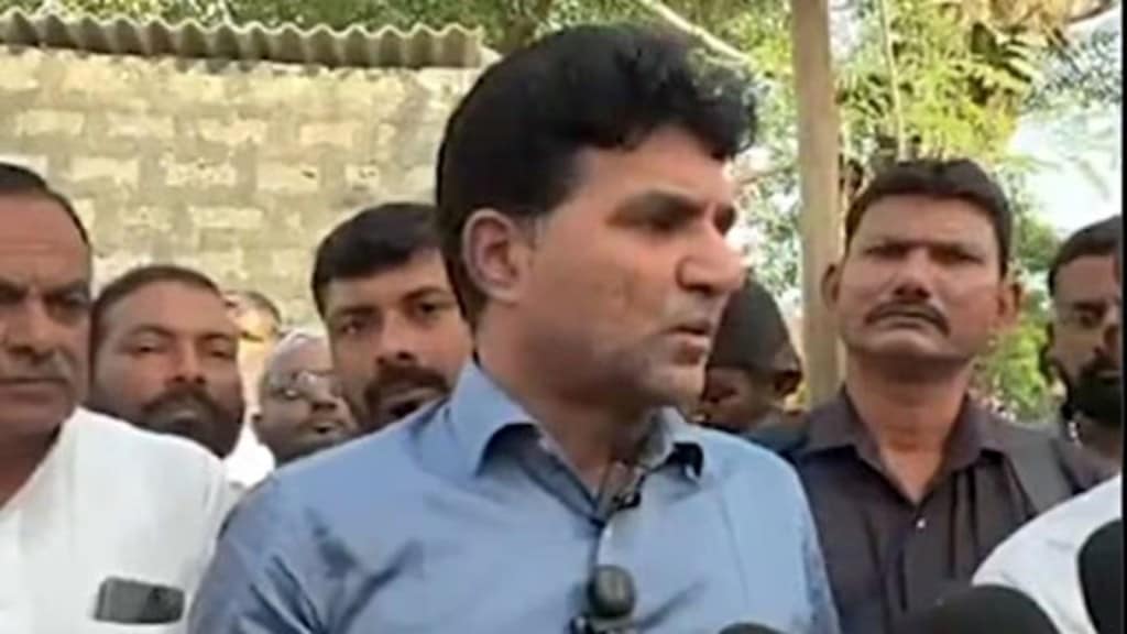 ઇસુદાન ગઢવી ગીર-સોમનાથમાં આત્મહત્યા કરનાર ખેડૂતના પરિવારને મળ્યા, ગુજરાત સરાકરને આપી સલાહ ઇસુદાન ગઢવી ગીર-સોમનાથમાં આત્મહત્યા કરનાર ખેડૂતના પરિવારને મળ્યા, ગુજરાત સરાકરને આપી સલાહ