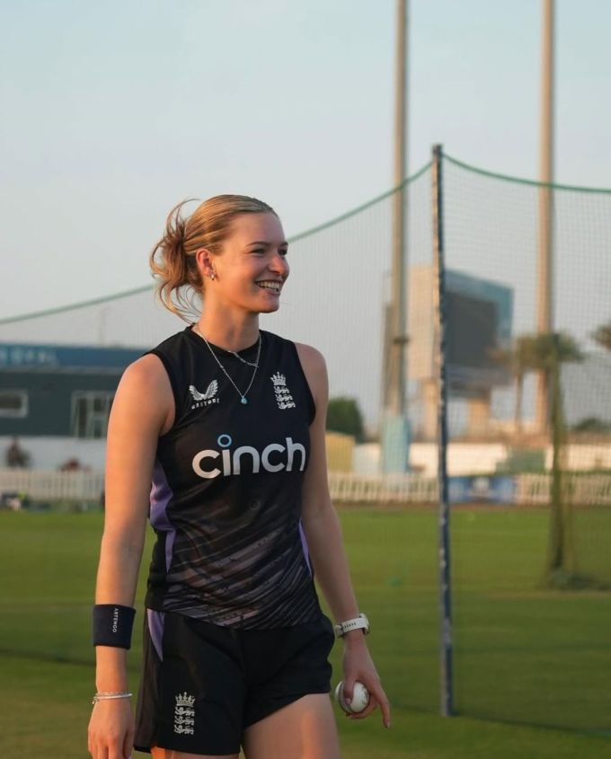 આ ખેલાડી બીજું કોઈ નહીં પણ ઇંગ્લેન્ડની ફાસ્ટ બોલર લોરેન બેલ છે. બેલ તેની ફાસ્ટ બોલિંગ તેમજ તેની સુંદરતા માટે સતત ચર્ચાનો વિષય બને છે. (તસવીર: સોશિયલ મીડિયા)