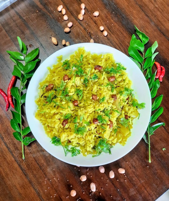 <strong>મસાલા પૌંઆ</strong><br>જો તમને ચટાકેદાર વાનગી ખામી ગમતી હોય તો મસાલા પૌંઆ બનાવી શકાય છે. ટામેટા સોશ, ચાટ મસાલા, લીલા મરચા અને લીલા ધાણા ઉમેરીને મસાલા પૌંઆ બને છે. તે ઓફિસ અને ટિફિન માટે પણ ઉત્તમ વાનગી છે. (Photo: Social Media)