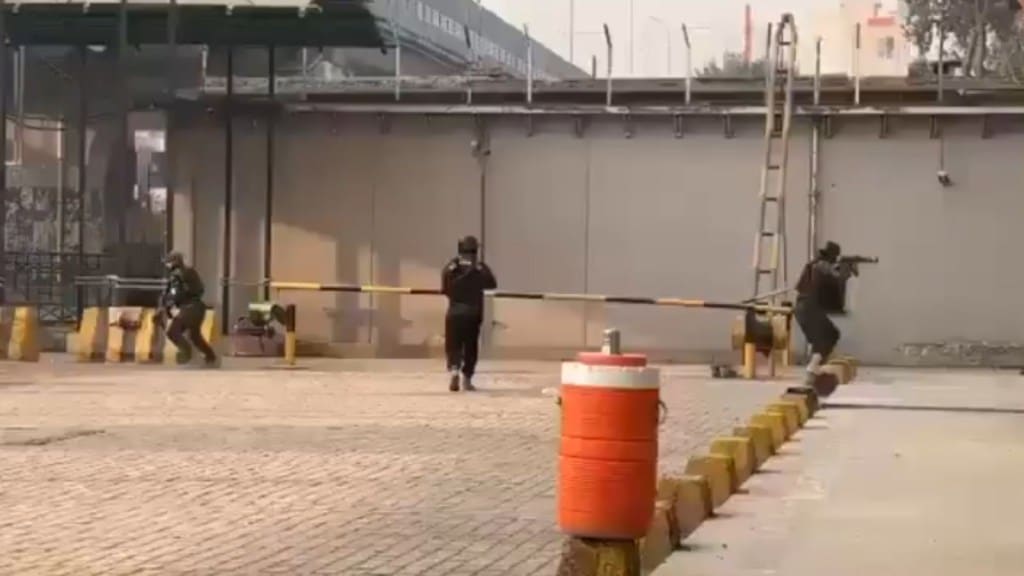 પાકિસ્તાન અર્ધસૈનિક હેડક્વાર્ટ્સ પર આતંકી હુમલો, બંદૂકધારીઓએ કરી અંધાધૂંધ ગોળીબારી પાકિસ્તાન અર્ધસૈનિક હેડક્વાર્ટ્સ પર આતંકી હુમલો, બંદૂકધારીઓએ કરી અંધાધૂંધ ગોળીબારી