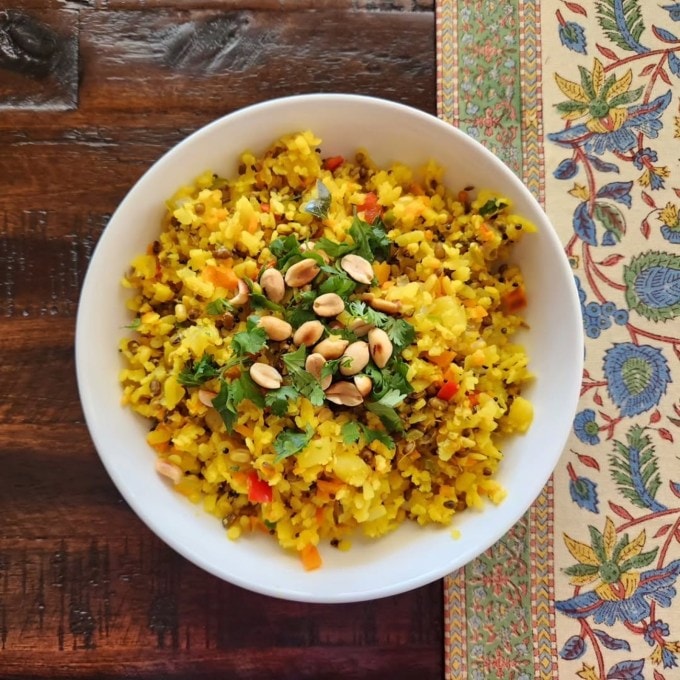 <strong>પૌંઆ રેસીપી : Pohe Recipe</strong><br>પૌંઆ પ્રખ્યાત વાનગી છે. સવારનો નાસ્તા હોય કે રાતે હળવું જમવુ હોય ત્યારે લોકોને પૌંઆ યાદ આવે છે. જો કે મોટાભાગના લોકો એક જ પ્રકારના પૌંઆ ખાઇ કંટાળી જાય છે. અહીં 5 અલગ અલગ પૌંઆ બનાવવાની રીત આપી છે, જે તમારે ઘરે ટ્રાય કરવી જ જોઇએ. (Photo: Social Media)