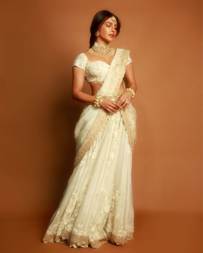 આ લુકના ફોટા શેર કરી પ્રિયંકાએ તેના ઇન્સ્ટાગ્રામ પોસ્ટના કેપ્શનમાં ઉલ્લેખ કર્યો, "મારી આંતરિક દેવીને ચેનલ કરી રહી છું. #મંદાકિની #વારાણસી".