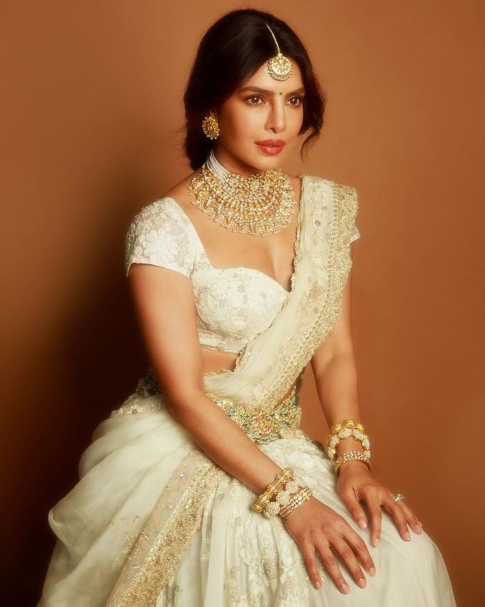 "મને લાગે છે કે હું બધા વતી બોલું છું જ્યારે હું કહું છું,  હે ભગવાન," ચોપરાના પતિ નિક જોનાસે તેની ઇન્સ્ટાગ્રામ પોસ્ટના કોમેન્ટ વિભાગમાં તેના લુક માટે પ્રશંસા વ્યક્ત કરી હતી.