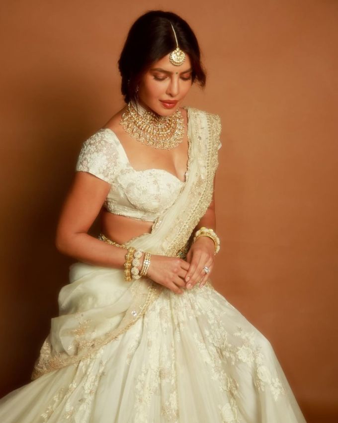 <strong>વારાણસી મુવી રિલીઝ </strong>: રાજામૌલીની ફિલ્મ વારાણસી 2027 માં રિલીઝ થવાની છે, અને તેમાં મહેશ બાબુ અને પૃથ્વીરાજ સુકુમારન જેવા મોટા નામો સાથે શક્તિશાળી કલાકારો છે. દિગ્દર્શકે તેના પાત્ર પોસ્ટરનો પરિચય કરાવતા વ્યક્તિગત સ્પર્શ ઉમેર્યો હતો, ચોપરાને ફિલ્મોમાં પાછા આવકારતા તેને "વૈશ્વિક મંચ પર ભારતીય સિનેમાને ફરીથી વ્યાખ્યાયિત કરનારી મહિલા" કહીને. ફરી સ્વાગત છે, દેશી ગર્લ!"