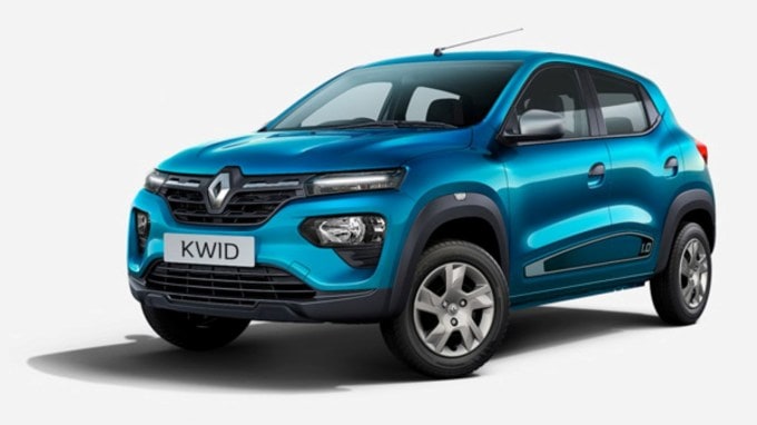 <strong>રેનો ક્વિડ (Renault Kwid)</strong><br>રેનો ક્વિડ આ યાદીમાં ત્રીજી સૌથી સસ્તી કાર છે. તે 999cc, 3-સિલિન્ડર પેટ્રોલ એન્જિન દ્વારા સંચાલિત છે જે 68 bhp મહત્તમ પાવર અને 91 Nm પીક ટોર્ક ઉત્પન્ન કરે છે. કારની લંબાઈ 3731 mm છે. તેમાં 8-ઇંચની ટચસ્ક્રીન મીડિયા NAV સિસ્ટમ છે, જે તેને ઓટો ઉદ્યોગમાં ટચસ્ક્રીન મીડિયા NAV સાથે સૌથી સસ્તું હેચબેક બનાવે છે. 14 થી વધુ સલામતી સુવિધાઓ સાથે ક્વિડ તેના સેગમેન્ટમાં સૌથી વધુ સલામતી સુવિધાઓ પ્રદાન કરે છે, જેમાં ઇલેક્ટ્રોનિક સ્ટેબિલિટી પ્રોગ્રામ (ESP), ટ્રેક્શન કંટ્રોલ (TC), હિલ સ્ટાર્ટ આસિસ્ટ (HSA), ટાયર પ્રેશર મોનિટરિંગ સિસ્ટમ (TPMS), બધા મુસાફરો માટે સીટબેલ્ટ રિમાઇન્ડર અને EBD સાથે ABSનો સમાવેશ થાય છે. કિંમતો ₹4.30 લાખ થી ₹5.90 લાખ (એક્સ-શોરૂમ) સુધીની છે.