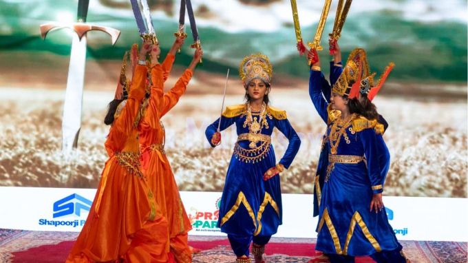 "ગીતા મહોત્સવ - એક સંગીતમય પ્રદર્શન" આ અભિગમનું એક ઉત્તમ ઉદાહરણ હતું, જેમાં કલા, ભક્તિ અને ફિલસૂફીનું સંશ્લેષણ એક એવા સ્વરૂપમાં રજૂ કરવામાં આવ્યું હતું જે તમામ વય જૂથોના પ્રેક્ષકો માટે પ્રેરણાદાયક અને આધ્યાત્મિક રીતે સમૃદ્ધ સાબિત થયું.(photo- @IndianEmbRiyadh)