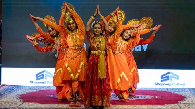 Gita Mahotsav in Riyadh : પ્રવાસી પરિચય 2025 શ્રેણીના સમાપન પ્રસંગે રિયાધમાં ભારતીય દૂતાવાસે આજે ભવ્ય “ગીતા મહોત્સવ - એક સંગીતમય પ્રદર્શન”નું આયોજન કર્યું હતું. આ સાંસ્કૃતિક કાર્યક્રમ ભગવદ ગીતાના શાશ્વત ઉપદેશો અને ભારતના પ્રાચીન સભ્યતા વારસાને સમર્પિત હતો. કાર્યક્રમની શરૂઆત માનનીય વિદેશ રાજ્યમંત્રી કીર્તિ વર્ધન સિંહના શુભેચ્છાઓના વિડિઓ સંદેશથી થઈ હતી. (photo- @IndianEmbRiyadh)