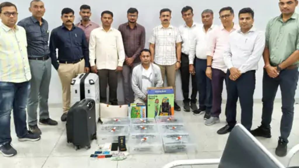 સુરત એરપોર્ટ પર બેંગકોકથી આવી રહેલું 1.4 કરોડ રૂપિયાનું ડ્રગ્સ જપ્ત, દાણચોર ‘મોબાઇલવાલા’ની ધરપકડ સુરત એરપોર્ટ પર બેંગકોકથી આવી રહેલું 1.4 કરોડ રૂપિયાનું ડ્રગ્સ જપ્ત, દાણચોર ‘મોબાઇલવાલા’ની ધરપકડ