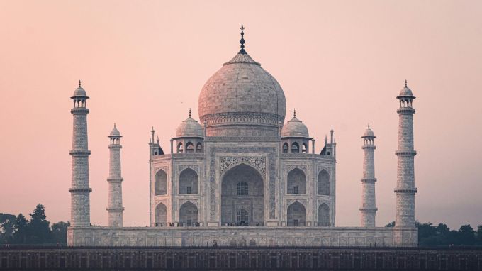 <strong>તાજમહેલ, આગ્રા</strong><br>આગ્રાનું તાજ મહેલ દુનિયાની 7 અજાયબીમાં સ્થાન ધરાવે છે. વિશ્વ પ્રસિદ્ધ તાજમહેલ પ્રેમનું પ્રતિક માનવામાં આવે છે. શિયાળાની ઠંડીમાં ધુમ્મસ છવાયેલા વાતાવરણમાં તાજમહેલનું દ્રશ્ય મનમોહક દેખાય છે. યમુના નદીના કિનારેથી તાજમહેલનું વિહંગમ દ્રશ્ય જોવા મળે છે. (Photo: Canva)
