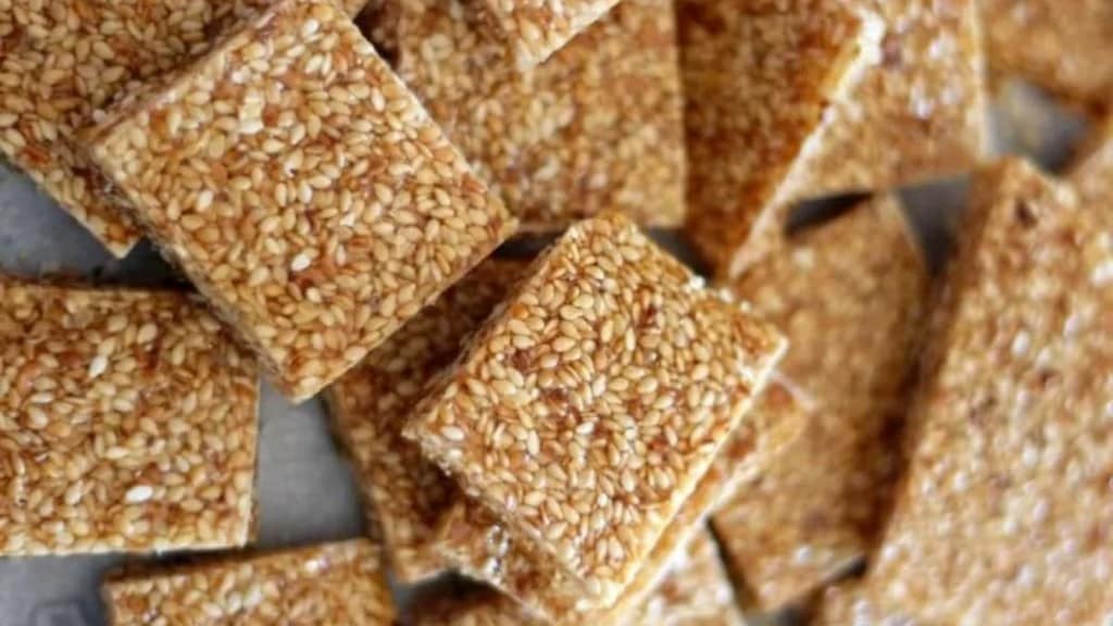 Tal Chikki Recipe: શિયાળામાં ઘરે બનાવો તલ અને ગોળની ચીક્કી, આ રેસીપીથી આવશે પરફેક્ટ સ્વાદ