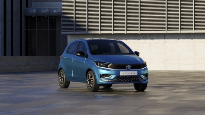 <strong>ટાટા ટિયાગો (Tata Tiago)</strong><br>આ હેચબેક 1.2-લિટર રેવોટ્રોન એન્જિન દ્વારા સંચાલિત છે. આ એન્જિન 84 BHP અને 115 NM ટોર્ક ઉત્પન્ન કરે છે. ટ્રાન્સમિશન વિકલ્પોમાં 5-સ્પીડ મેન્યુઅલ ગિયરબોક્સનો સમાવેશ થાય છે. તેને ગ્લોબલ NCAP ક્રેશ ટેસ્ટમાં 4-સ્ટાર રેટિંગ મળ્યું છે. તે 10 વેરિઅન્ટમાં ઉપલબ્ધ છે: XE, XT(O), XT, XTA, XZ, XZA, XZ+, XZ+ DT, XZA+, અને XZA+ DT. સુવિધાઓમાં 15-ઇંચ એલોય વ્હીલ્સ, વાઇપર સાથે રીઅર ડિફોગર, એપલ કારપ્લે અને એન્ડ્રોઇડ ઓટો સાથે 7-ઇંચ ટચસ્ક્રીન ઇન્ફોટેનમેન્ટ સિસ્ટમ, હરમન તરફથી 8-સ્પીકર સાઉન્ડ સિસ્ટમ, ઓટોમેટિક ક્લાઇમેટ કંટ્રોલ અને કૂલ્ડ ગ્લોવબોક્સનો સમાવેશ થાય છે. એક્સ-શોરૂમ કિંમતો ₹4.57 લાખથી ₹7.82 લાખ સુધીની છે. (તસવીર: સોશિયલ મીડિયા)