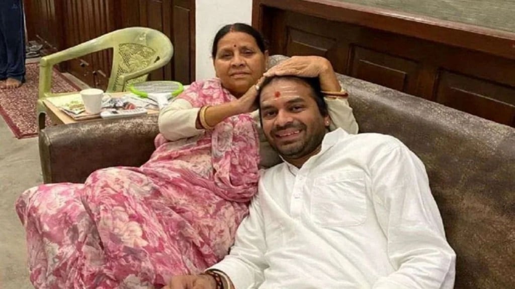 “મારો દીકરો છે, ઘરથી નીકાળ્યો છે દિલમાંથી નહીં, તે જીતશે…” પુત્ર તેજ પ્રતાપ યાદવને લઈ રાબડી દેવીનું મહત્વપૂર્ણ નિવેદન “મારો દીકરો છે, ઘરથી નીકાળ્યો છે દિલમાંથી નહીં, તે જીતશે…” પુત્ર તેજ પ્રતાપ યાદવને લઈ રાબડી દેવીનું મહત્વપૂર્ણ નિવેદન