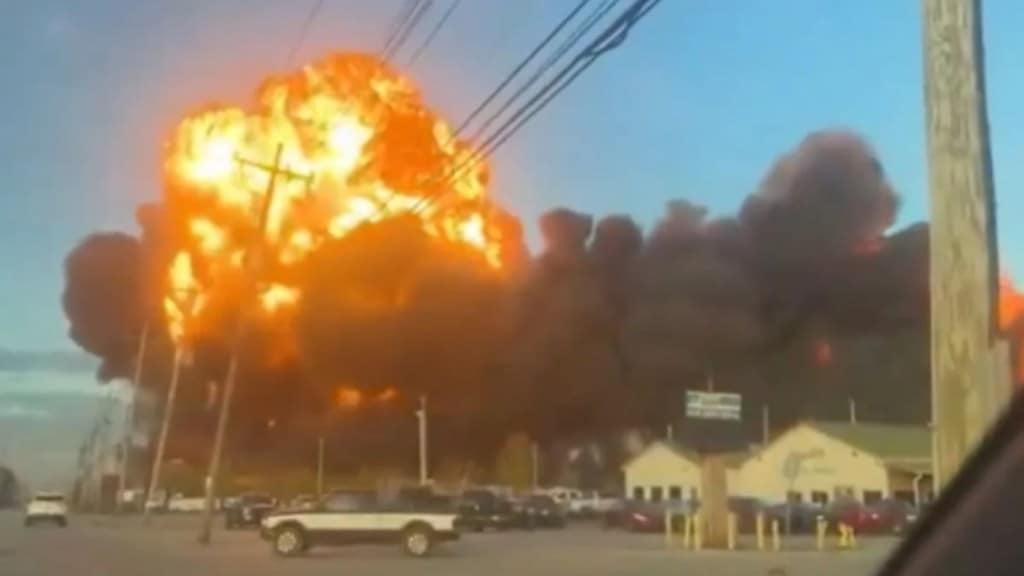 UPS cargo plane crash : અમેરિકાના લુઇસવિલેમાં કાર્ગો વિમાન ક્રેશ, 3 લોકોના મોત, 11 ઘાયલ, જુઓ Video UPS cargo plane crash : અમેરિકાના લુઇસવિલેમાં કાર્ગો વિમાન ક્રેશ, 3 લોકોના મોત, 11 ઘાયલ, જુઓ Video