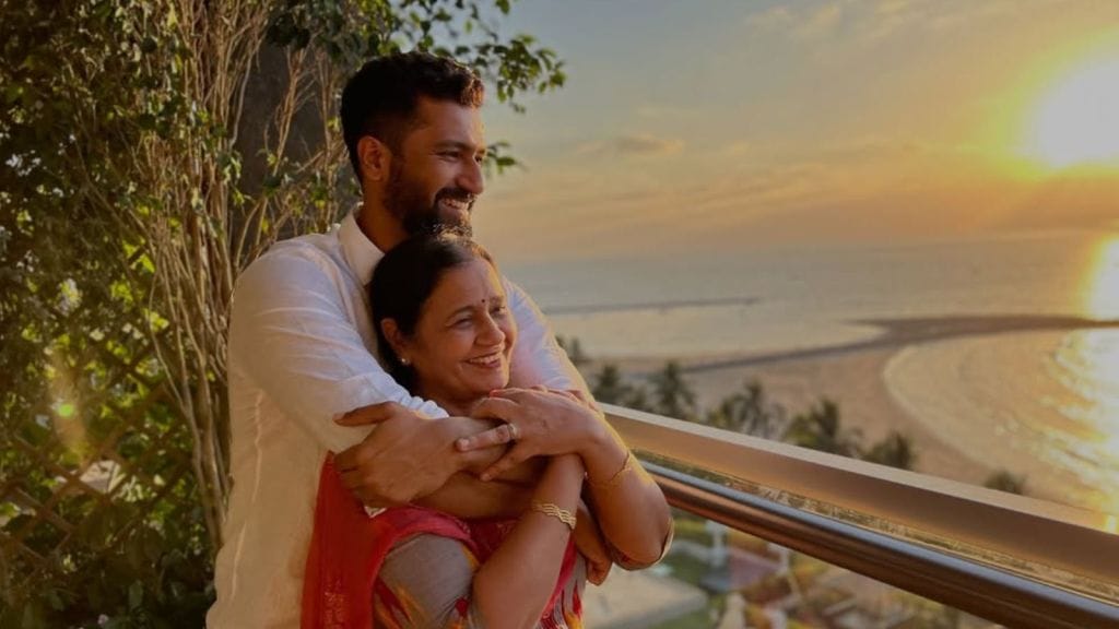 વિકી કૌશલે માતા વીણાને ગળે લગાવી જન્મદિવસની શુભેચ્છા પાઠવી, તસવીર કરી શેર