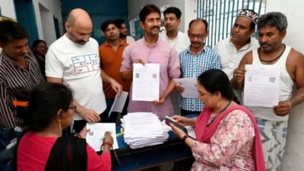 બંગાળમાં SIR ફોર્મ ના મળતાં માતા-પુત્રીએ આત્મહત્યાનો પ્રયાસ; TMCએ ભાજપ પર લગાવ્યા ગંભીર આરોપ બંગાળમાં SIR ફોર્મ ના મળતાં માતા-પુત્રીએ આત્મહત્યાનો પ્રયાસ; TMCએ ભાજપ પર લગાવ્યા ગંભીર આરોપ