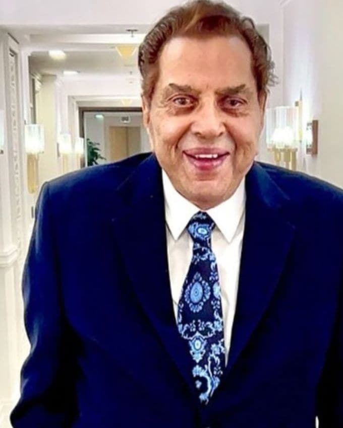 <strong>ધર્મેન્દ્ર ની પહેલી પત્ની </strong>: ના પરિવારમાં પુત્રો સની, બોબી, પુત્રીઓ અજીતા, વિજયતા, એશા અને આહના, તેમની પહેલી પત્ની પ્રકાશ કૌર અને બીજી પત્ની હેમા માલિનીનો સમાવેશ થાય છે.