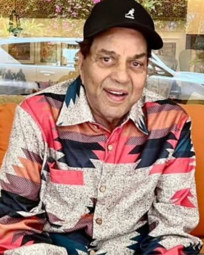 <strong>ધર્મેન્દ્ર રાષ્ટ્રીય પુરસ્કાર</strong> : ધર્મેન્દ્ર ઘાયલ ફિલ્મ માટે 'બેસ્ટ પોપ્યુલર ફિલ્મ પ્રોવાઈડિંગ હોલસમ એન્ટરટેઈનમેન્ટ' સિરીઝમાં રાષ્ટ્રીય પુરસ્કાર મળ્યો હતો. 2012માં, આ પીઢ અભિનેતાને પદ્મ ભૂષણથી સન્માનિત કરવામાં આવ્યા હતા.