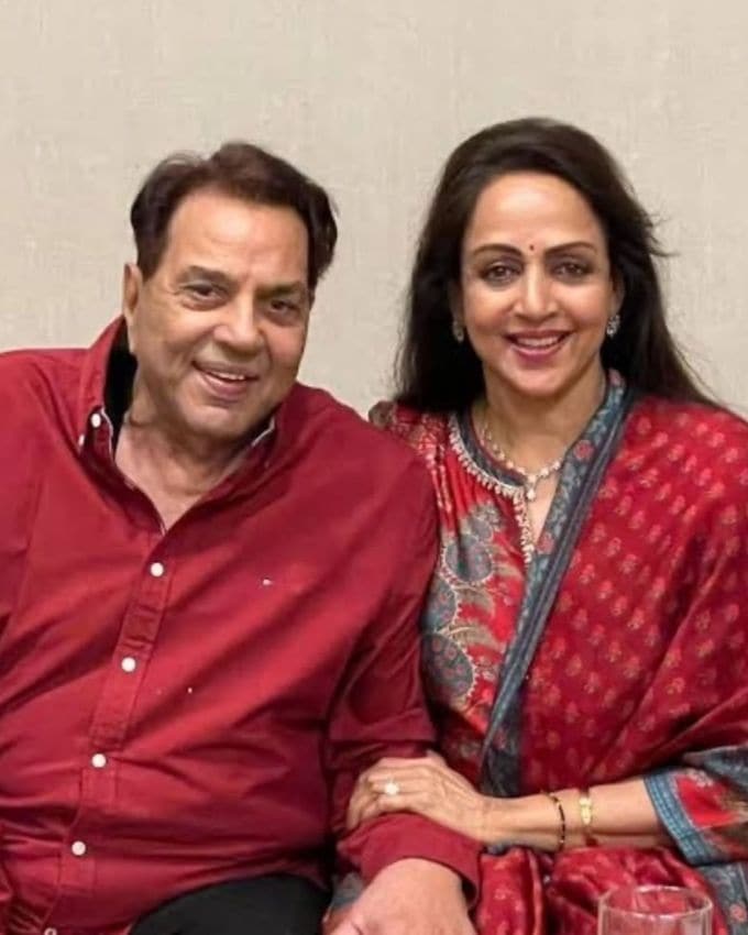 <strong>ધર્મેન્દ્ર હેમા માલિની લવ સ્ટોરી </strong>: ધર્મેન્દ્રની અને હેમાની લવ સ્ટોરી કોઈ ફિલ્મથી ઓછી નહોતી કારણ કે બંને એકબીજા સાથે રહેવા માટે દુનિયાની વિરુદ્ધ જવા તૈયાર હતા. હેમાના પરિવારના વિરોધ છતાં, અને જીતેન્દ્ર સાથેના તેમના જોડાણની ચર્ચાઓ વચ્ચે, હેમા અને ધર્મેન્દ્રએ લગ્ન કર્યા. બાદમાં તેઓએ બે પુત્રીઓનું સ્વાગત કર્યું હતું એશા અને આહના.