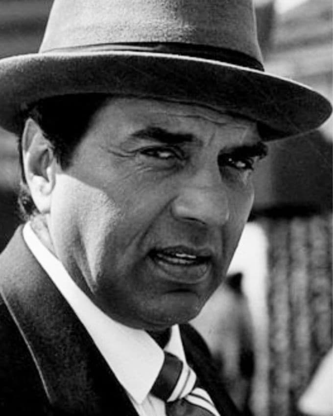 ધર્મેન્દ્ર એક મોહક પુરુષ તરીકે જાણીતા થયા જે પડદા પર મનમોહક અભિનય આપી શકતા હતા. ફૂલ ઔર પથ્થરમાં તેનો પહેલો એક્શન રોલ હતો, અને તેની એક્શન-હીરો ઇમેજએ તેમને 'હી-મેન ઓફ બોલિવૂડ'નું બિરુદ આપ્યું હતું.