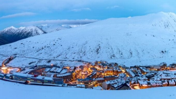 <strong>નારકંડા</strong><br>શિમલાથી લગભગ 65 કિમી દૂર સ્થિત નારકંડા હિમાચલ પ્રદેશનું અત્યંત સુંદર જોવાલાયક સ્થળ છે, હિમવર્ષાના સમયે નારકંડા એડવેન્ચર એક્ટિવિટી લવર માટે ઉત્તમ ટુર ડેસ્ટિનેશન છે. સ્નોફોલમાં અહીં ફરવાની અદભૂત મજા પડે છે. અહીં સૌથી વધુ સ્કીઇંગ અને સ્નોબોર્ડિંગની મજા માણી શકાય છે. (Photo: Freepik)