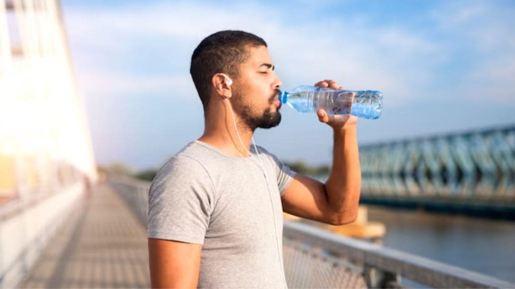 પુરુષો અને સ્ત્રીઓએ દિવસમાં કેટલું પાણી પીવું જોઈએ?