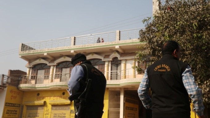 ફરીદાબાદના ધૌજમાં 350 કિલો આરડીએક્સ સાથે ધરપકડ કરાયેલા મુઝમ્મિલના ઘરની નજીક સુરક્ષા કર્મચારીઓ નજર રાખી રહ્યા છે. (Express Photo by Tashi Tobgyal )