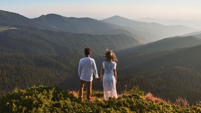 <strong>માઉન્ટ આબુ</strong><br>માઉન્ટ આબુ ગુજરાતને અડીને આવેલા રાજસ્થાનનું એકમાત્ર હિલ સ્ટેશન છે, જે દરેક ગુજરાતીનું પ્રિય પ્રવાસ સ્થળ છે. અમદાવાદ થી 4 થી 4.30 કલાકના અંતરે આવેલું માઉન્ટ આબુ પાર્ટનર સાથે રોમેન્ટિક હનિમુન માટે પણ ઉત્તમ સ્થળ છે. અરવલ્લીની ઉંચી ગિરિમાળા, ઉંડી ખીણ, પક્ષીઓનો કલવર, શાંત વાતાવરણ હનિમુન માટે માઉન્ટ આબુને ઉત્તમ સ્થળ બનાવે છે. અહીં શિયાળાની ઠંડીમાં બરફ જામી જાય છે અને ઝાકળ જોવા મળે છે. 3 થી 4 દિવસની હનિમુન ટુર માટે માઉન્ટ આબુ બેસ્ટ સ્થળ છે. (Photo: Freepik)