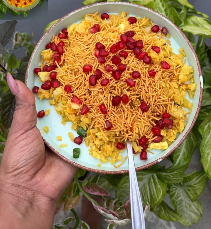 <strong>પૌંઆ પોષક તત્વોથી ભરપૂર</strong><br>પૌંઆમાં આયર્ન, કાર્બોહાઇડ્રેટ, ફાઇબર અને આવશ્યક પોષક તત્વો હોય છે, જે શરીરને ઉર્જા આપે છે અને દિવસભર સક્રિય રાખે છે. આવી સ્થિતિમાં, અમે તમારા માટે 5 પ્રકારની પોહા રેસિપી લાવ્યા છીએ, જેને તમે સરળતાથી તૈયાર કરી શકો છો. (Photo: Social Media)