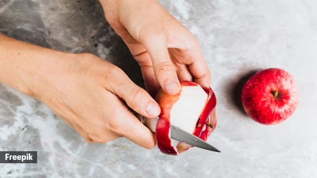 સફરજન છાલ સાથે ખાવા જોઈએ કે છાલ વગર?