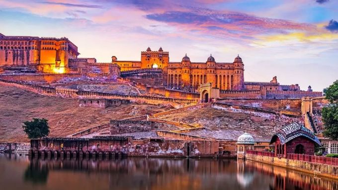 <strong>જયપુર</strong><br>રાજસ્થાનનું પાટનગર અને સિટી સિટી તરીકે પ્રખ્યાત જયપુર એક અદભુત શહેર છે. રાજસ્થાનનો ઇતિહાસ, સંસ્કૃતિ અને વૈભવી આમેર કિલ્લો જોઇ પ્રવાસીઓ આશ્ચર્યચકિત થઇ જાય છે. હવા મહેલ, આલબર્ટ મ્યુઝિયમ, બિરલા મંદીર, સહિત ઘણા જોવાલાયક ઐતિહાસિક સ્થળો છે. અહીં રાજસ્થાનનું પરપંરાગત ભોજનનો સ્વાદ માણવા મળે છે. (Photo: Rajasthan Tourism)