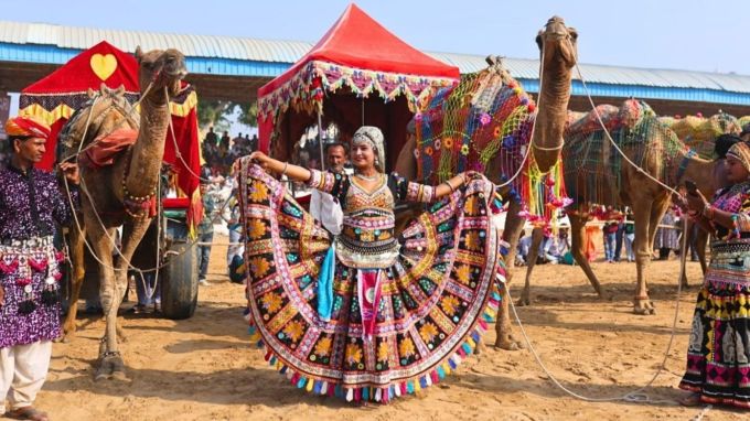 <strong>પુષ્કર</strong><br>પુષ્કર રાજસ્થાનનું ઐતિહાસિક, ધાર્મિક અને સાંસ્કૃતિ સ્થળ છે. ભગવાન બ્રહ્માજીનું એક માત્ર મંદિર પુષ્કરમાં આવેલું છે. 52 ઘાટથી સુશોભિત પુષ્કર તળવાના કિનારે ઘણા મંદિરો છે. કારતક પૂનમ પર અહીં વિશ્વ પ્રસિદ્ધ પુષ્કર મેળો ભરાય છે, જેમા દેશ વિદેશ માંથી લાખો પ્રવાસીઓ આવે છે. અહીં વિવિધ સાંસ્કૃતિક કાર્યક્રમો, સ્પર્ધાઓ અને ઉંટ દોડની હરિફાઇની મજા માણવા મળે છે. (Photo: Rajasthan Tourism)