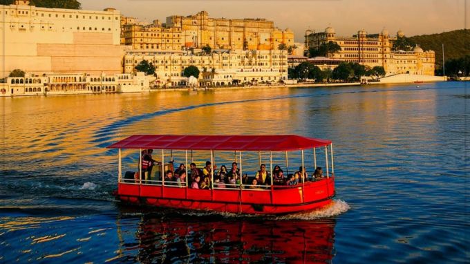 <strong>ઉદયપુર</strong><br>તળાવથી ઘેરાયેલું ઉદયપુર રાજસ્થાનનું સૌથી પ્રખ્યાત પ્રવાસ સ્થળ છે. વ્હાઇટ સિટીના નામે ફેમસ ઉદયપુર હંમેશા પ્રવાસીઓથી ઉભરાયેલું હોય છે. શિયાળાની ગુલાબી ઠંડીમાં અહીંનું આનંદદાયક વાતાવરણ પ્રવાસીઓને સુખદ અનુભવ કરાવે છે. ઉદયપુરના જોવાલાયક ઐતિહાસિક ઇમારત સિટી પેલેસ, પીછોલા લેક, ગણગૌર ઘાટ, સહેલી બાગ અને સજ્જનગઢ પેલેસ પરથ સૂર્યાસ્તનો નજારો જોવો યાદગાર રહે છે.(Photo: Rajasthan Tourism)