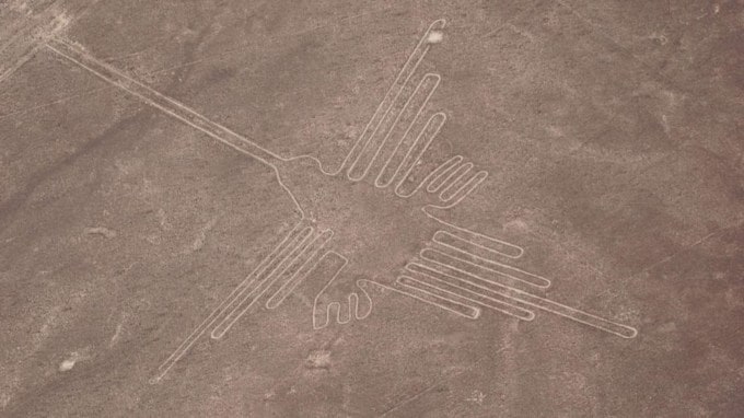 <strong>નાઝકા લાઇન્સ</strong><br>પેરુમાં નાઝકા લાઇન્સ કોઈ રહસ્યથી ઓછી નથી. દક્ષિણ પેરુમાં સ્થિત નાઝકા લાઇન્સ એક રણ છે જ્યાં પર્વતોમાં અસંખ્ય ડિઝાઇન કોતરવામાં આવી છે. આ ડિઝાઇન્સનું મૂળ રહસ્ય રહેલું છે. એવું કહેવાય છે કે નાઝકા લાઇન્સ સૌપ્રથમ 1920 અને 1930 ના દાયકામાં વિમાનમાંથી જોવા મળી હતી. આ ડિઝાઇન્સ પાછળની સંસ્કૃતિ આશરે 1,000 વર્ષ જૂની હોવાનું માનવામાં આવે છે. (તસવીર: સોશિયલ મીડિયા)